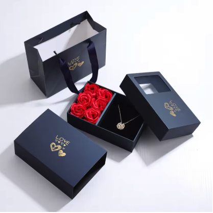 Coffret, couvercle et sac cadeau du coffret Rose & Collier Trèfle
